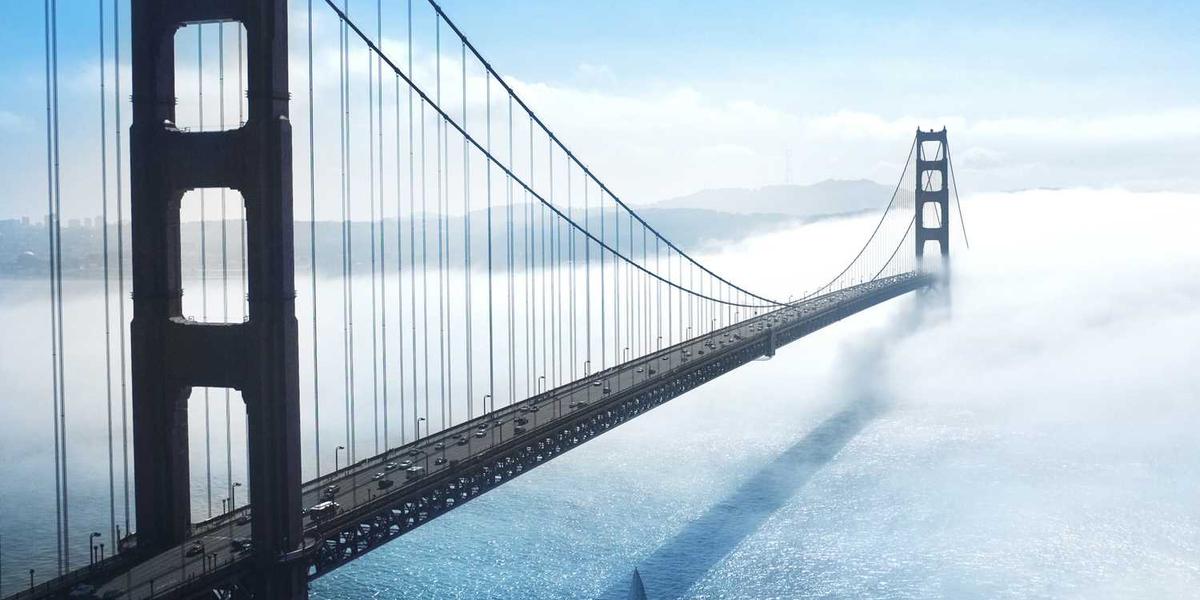 如何通过变量和克隆机制实现Scratch中的角色换装功能？