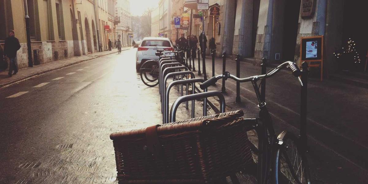 在Scratch打地鼠游戏中，如何添加炸弹元素来避免玩家轻松通关？