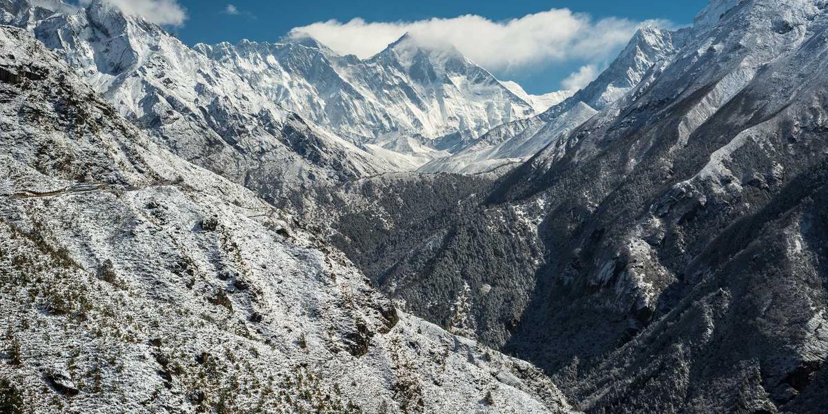 如何在Scratch中放大背景图像以确保满屏效果？