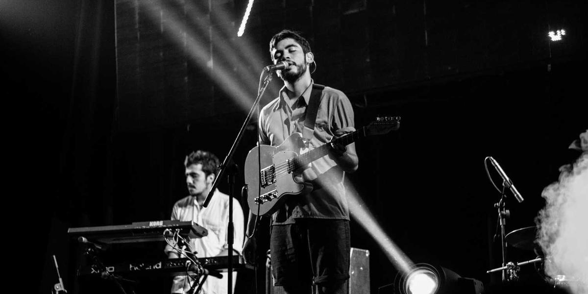 在Scratch中如何让春季花开动画更生动自然？