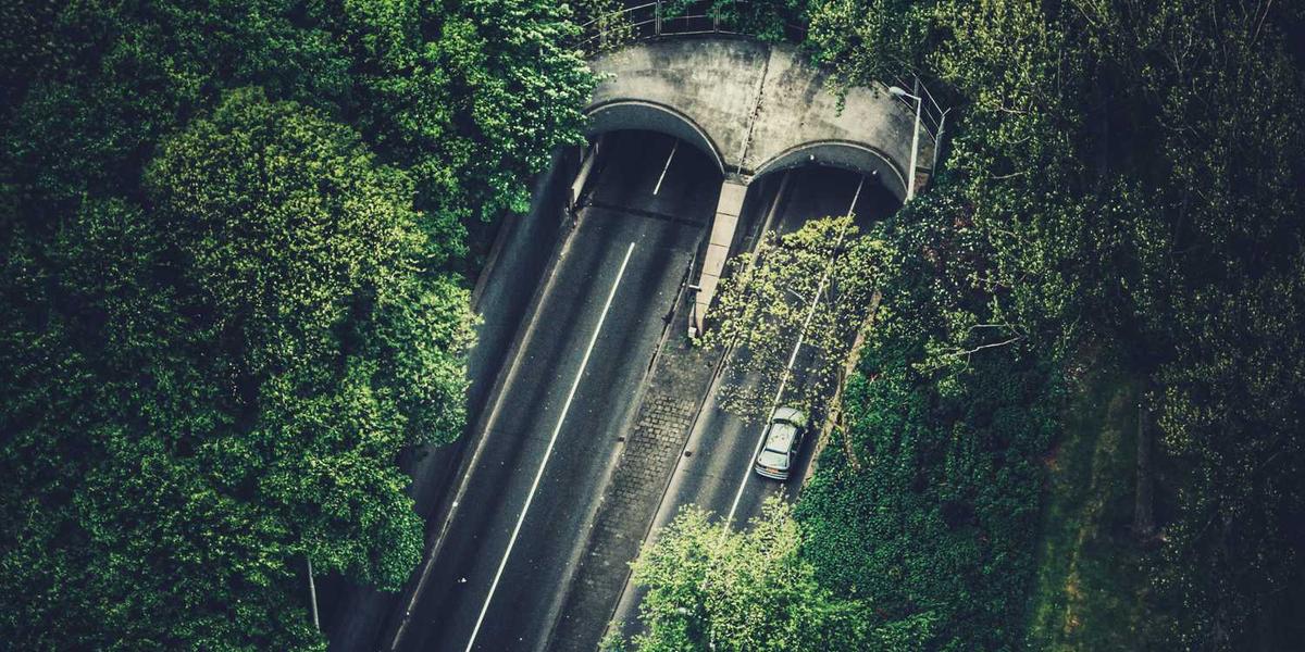 如何通过Scratch编程实现双人小游戏的对战机制？