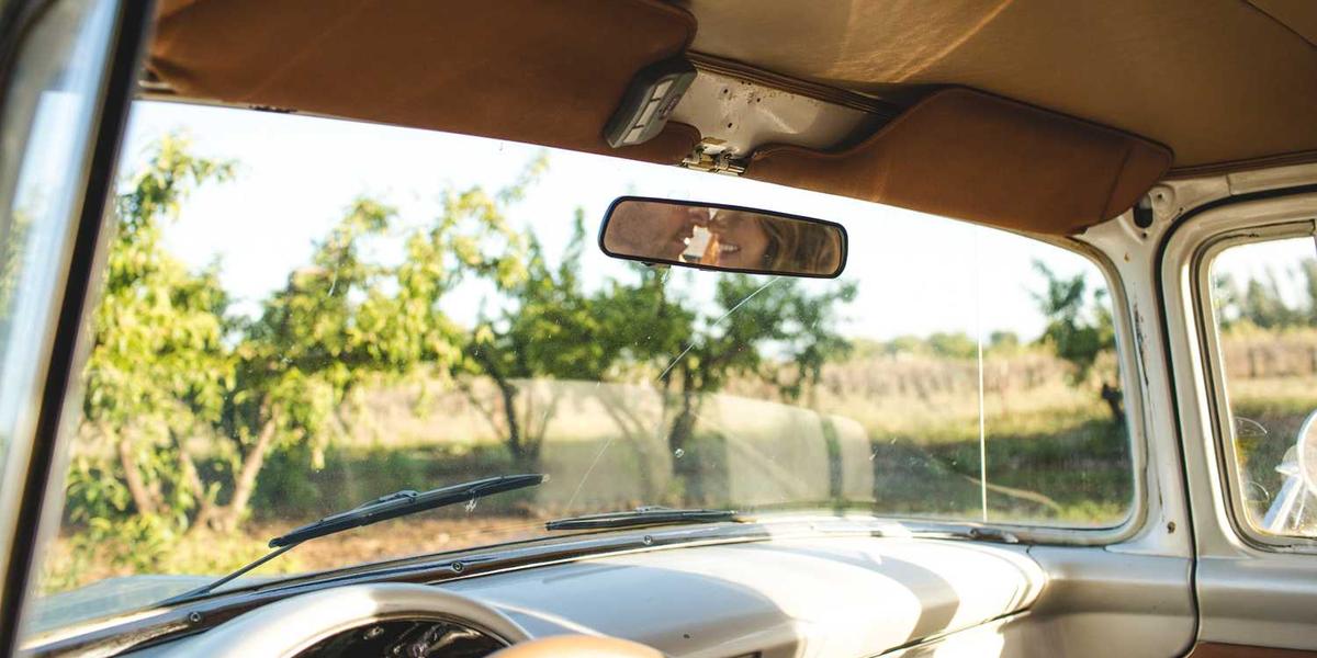 在Scratch编程中如何实现导弹发射效果？