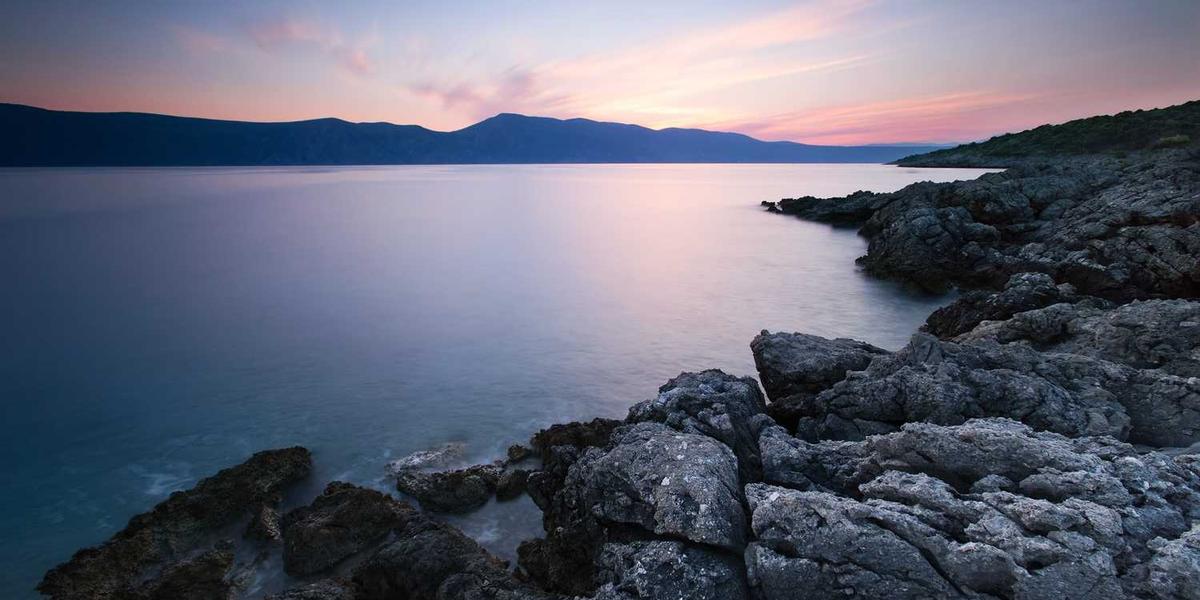 Scratch编程中如何让小猫在蹦床上实现逼真的弹跳效果？