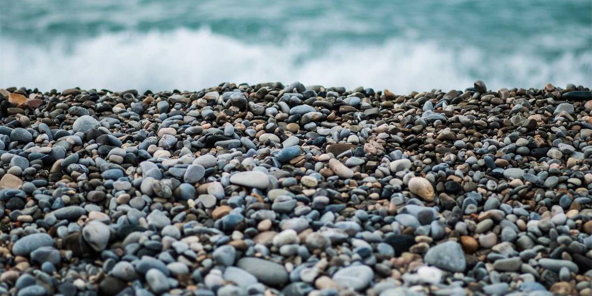 如何在Scratch中实现枪战游戏的碰撞检测机制？